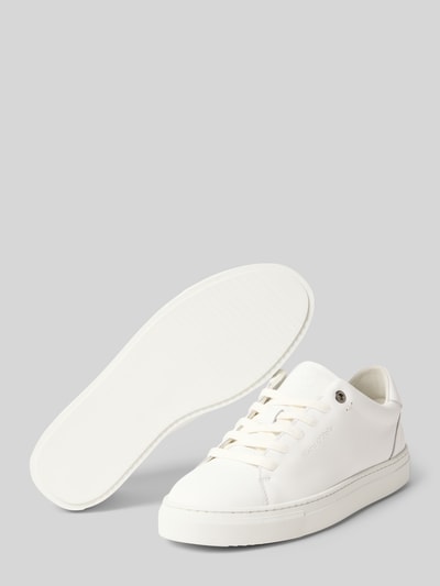 Produktfoto, Low Top Sneaker aus reinem Rindsleder Modell 'ALFA 1A' von Marc O'Polo in Weiß, unifarbene Optik, runde Schuhspitze, strukturierte flache Sohle, Glattleder mit Label-Prägung und Schnürung.