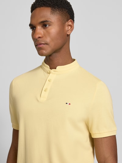 Męski model nosi Slim Fit Poloshirt mit Stehkragen od HECHTER PARIS, żółty, czysta bawełna, krój slim fit, haft, zbliżenie na górę ciała.