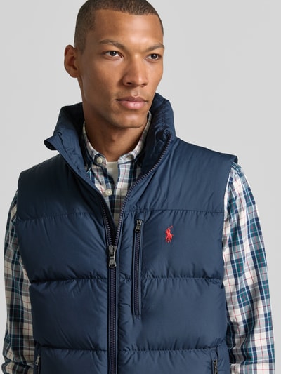Männermodel trägt Regular Fit Weste mit Logo-Stitching von Polo Ralph Lauren in Dunkelblau, glatte Oberfläche, Nahaufnahme Oberkörper. Herren Weste von Polo Ralph Lauren
