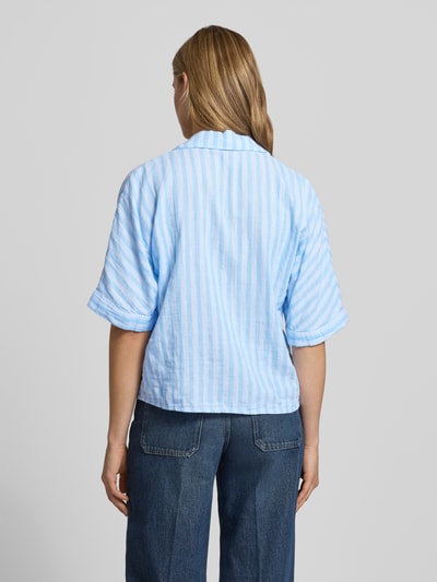 Frauenmodel trägt Regular Fit Hemdbluse aus reiner Baumwolle Modell 'THYRA' von Only, Optik: Allover-Muster, Ganzkörperansicht Rückansicht.