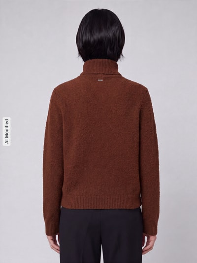 Frauenmodel trägt Relaxed Fit Turtleneck-Pullover aus Schurwoll-Kaschmir-Mix Modell 'Febisana' von BOSS in Braun, strukturierte Oberfläche, Ganzkörperansicht Rückansicht, Damen Turtleneck-Pullover von BOSS, KI-modifiziertes Bild.