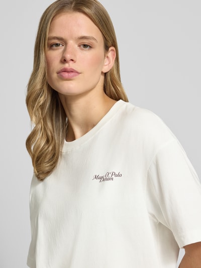 Frauenmodel trägt Regular-Fit T-Shirt aus reiner Baumwolle von Marc O'Polo Denim in Weiß, glatte Textur, Nahaufnahme Oberkörper.