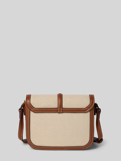 Produktfoto, Crossbody Bag in Flecht-Optik Modell 'Bilmac' von Mango, Hauptfach mit Überschlag, verstellbarer Schulterriemen, beige-braun, Größe 1: Breite 20 cm, Länge 16 cm, Tiefe 8 cm, Schulterriemen 102 cm.