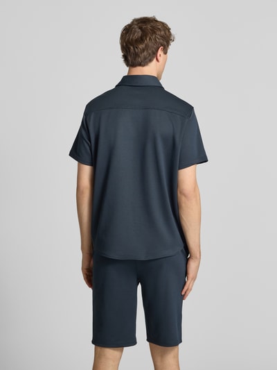 Männermodel trägt Regular Fit vrijetijdsoverhemd met borstzak model 'ADRIAN' van Blend, elastische materiaalmix met viscose, kentkraag, knoopsluiting, ruglengte maat M 71 cm, schouderbreedte 47 cm, mouwlengte 23 cm, kleur donkerblauw, gladde textuur, geheel van achteren gezien