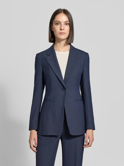Frauenmodel trägt Regular Fit Blazer mit Woll-Anteil Modell 'Jia6' von BOSS, dunkelblau, Damen Kurzblazer, Ganzkörperansicht von vorne.