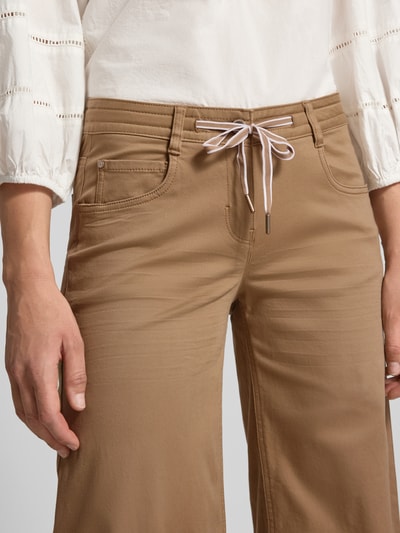 Frauenmodel trägt Cropped Fit Culotte aus Baumwoll-Mix 'TTCulotte' von Tom Tailor in Hellbraun, sichtbare Struktur, Nahaufnahme Oberkörper, Damen Culotte von Tom Tailor