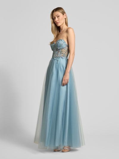 Modelka kobieca nosi Regular Fit Abendkleid mit floralem Pailettenbesatz von Laona z niebieskiego tiulu, koronkowe detale, odkryte ramiona, krój regular fit, długość tyłu w rozmiarze 36: 124 cm, szerokość w rozmiarze 36: 32 cm, widok całej sylwetki z przodu.