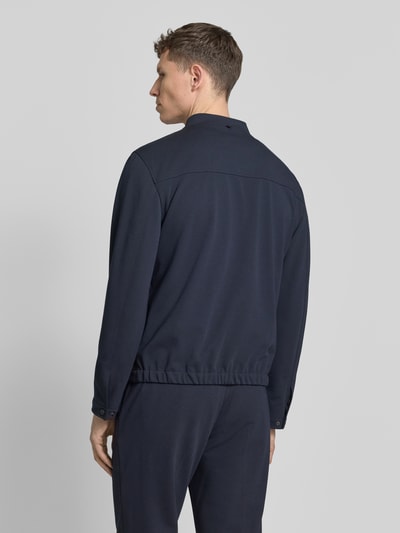 Männermodel trägt Blouson mit Zweiwege-Reißverschluss Modell 'Audio' von Zuitable im Material-Mix mit Viskose-Anteil, Regular-Fit, dunkelblau, Rückenlänge 66 cm, Schulterbreite 49 cm, Ärmellänge 66 cm, Ganzkörperansicht Rückansicht.