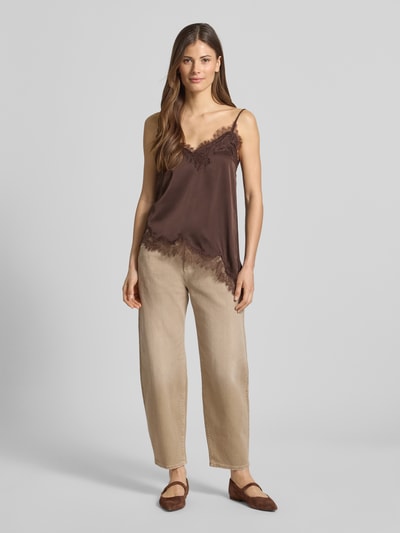 Frauenmodel trägt Straight Fit Jeans im 5-Pocket-Design Modell 'Ida' von Gang, beigefarbener Baumwoll-Mix, Ganzkörperansicht von vorne.