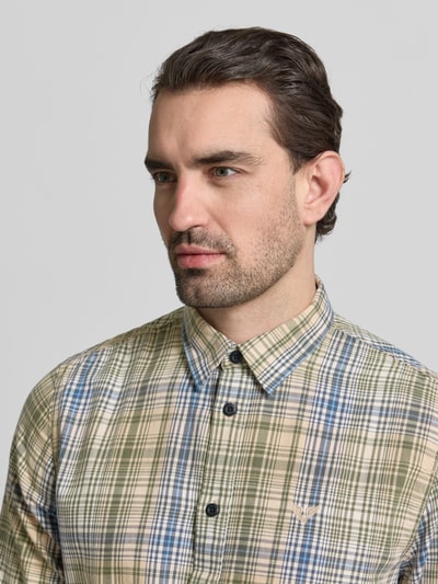 Männermodel trägt Regular Fit Freizeithemd mit Logo-Stitching von PME Legend, kariertes Muster in Beige, Grün und Blau, reine Baumwolle, Nahaufnahme Oberkörper.