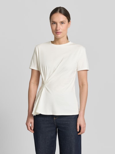 Frauenmodel trägt Regular Fit T-Shirt mit Raffungen Modell 'KIWI' von Mango aus Reine Baumwolle, Rundhalsausschnitt, Kurzärmelig, Rückenlänge 61 cm, Ganzkörperansicht von vorne.
