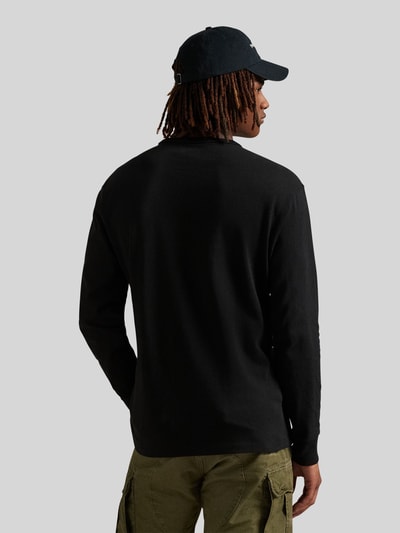 Mężczyznęmodel nosi Longsleeve mit Label-Stitching od Polo Ralph Lauren, czarny kolor, bawełna, krój regular fit, widok całej sylwetki z tyłu.