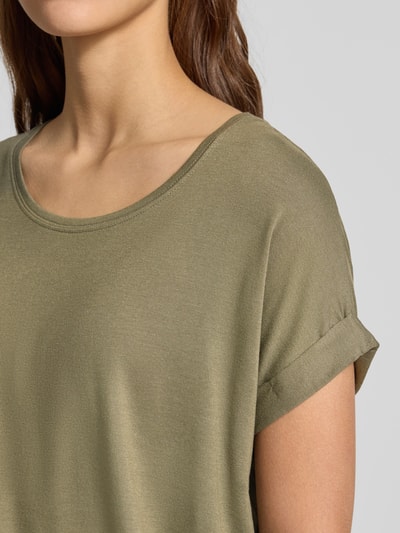 Kobieta nosi Damski t-shirt Regular Fit T-Shirt aus Viskose-Mix model 'MOSTER' od ONLY w kolorze oliwkowym, bliska perspektywa górnej części ciała.