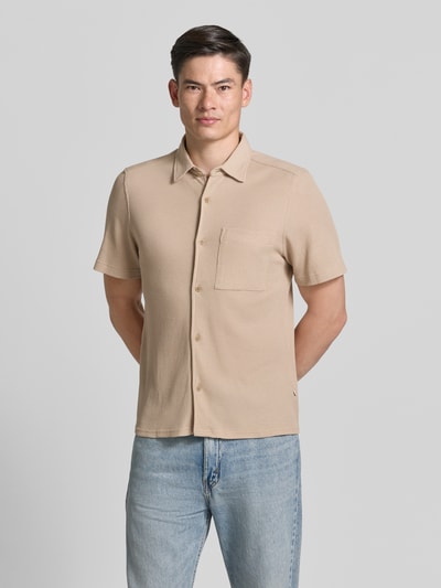 Männermodel trägt Regular Fit Freizeithemd aus Baumwoll-Mix von s.Oliver RED LABEL, Optik: Unifarben, Waffelstruktur, Kurzarm, Knopfleiste, Kentkragen, Brusttasche, Materialverarbeitung: Piqué, Ganzkörperansicht von vorne.
