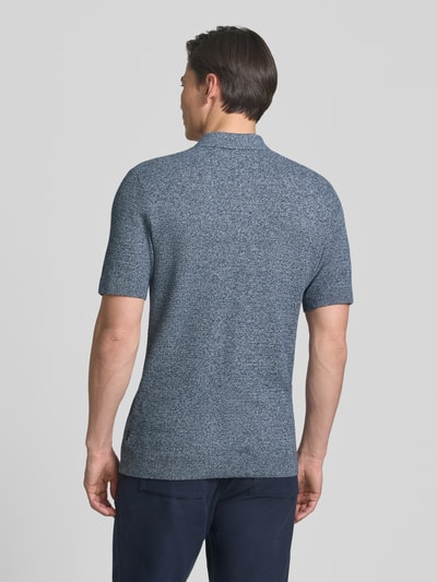 Männermodel trägt Regular Fit Poloshirt mit Strukturmuster Modell 'Riley' von Jack & Jones Premium, Reine Baumwolle, Kurzärmelig, Rückenlänge bei Größe M 73 cm, Ganzkörperansicht Rückansicht.