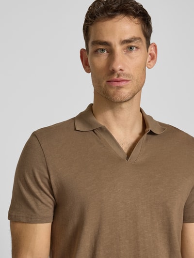 Männermodel trägt Slim Fit Poloshirt mit V-Ausschnitt von MCNEAL in Braun, reine Baumwolle, Polokragen, Nahaufnahme Oberkörper.
