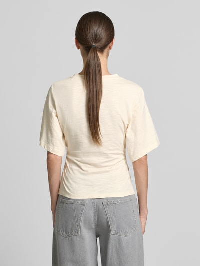 Frauenmodel trägt T-Shirt mit 1/2-Arm und Raffungen von Jake*s Casual in hellem Beige, reine Baumwolle, körpernahe Passform, Ganzkörperansicht Rückansicht
