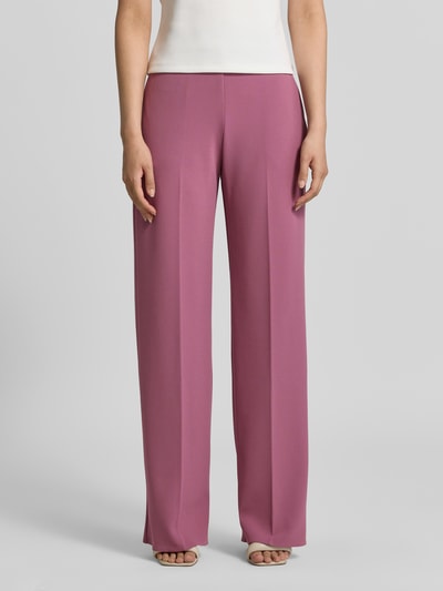 Vrouwenmodel draagt Straight Fit stoffen broek met persplooien van Rinascimento in Materiaalmix met stretch, steekzakken, bandwijdte 37 cm, binnenbeenlengte 82 cm, volledig beeld van voren