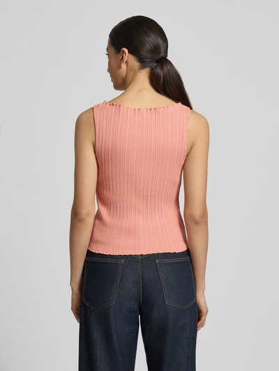 Frauenmodel trägt Stricktop mit Strukturmuster und Rundhalsausschnitt von Scotch & Soda, Baumwoll-Elasthan-Mix, Regular-Fit, Rückenlänge 50 cm, Ärmellänge 38 cm, Ganzkörperansicht Rückansicht.