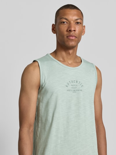 Männermodel trägt Tanktop mit Statement-Print und Rundhalsausschnitt von Lerros aus Reine Baumwolle, Regular-Fit, Label-Patch, Nahaufnahme Oberkörper.