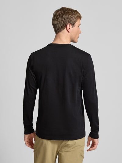 Męski model nosi Bluzka z długim rękawem mit Label-Stitching von The North Face, mieszanka bawełny, krój regular fit, okrągły dekolt, długość tyłu w rozmiarze M: 70 cm, widok całej sylwetki z tyłu.