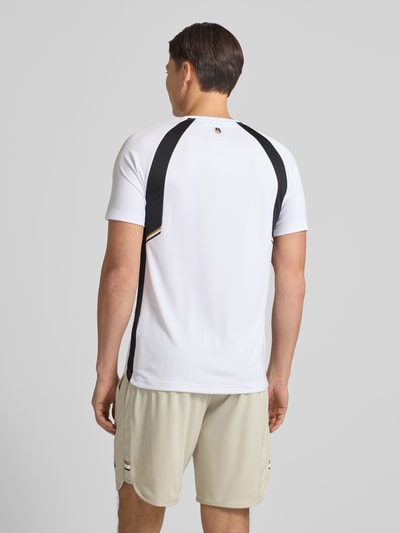 Männermodel trägt Slim Fit T-Shirt mit Label Print Modell 'TOP SPIN CB' von BOSS Green, Optik: Unifarben, Ganzkörperansicht Rückansicht.