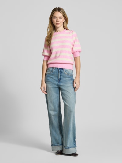 Frauenmodel trägt Regular Fit Strickpullover mit Crew Neck Modell 'DOFFY' von Vero Moda, Optik: Unifarben, Strickoptik, Ganzkörperansicht von vorne.