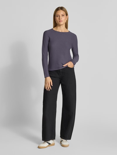 Frauenmodel trägt Regular Fit Strickpullover aus reiner Baumwolle von Marc O'Polo, unifarben, Rundhals, feine Stricktextur, Ganzkörperansicht von vorne.
