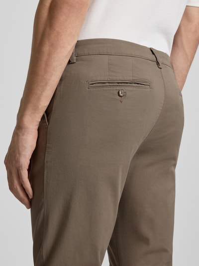 Männermodel trägt Slim Fit Chino aus Bio-Baumwoll-Mix Modell '175-SLIM NEW MILES' von SELECTED HOMME, unifarben, Detailaufnahme Rückansicht.
