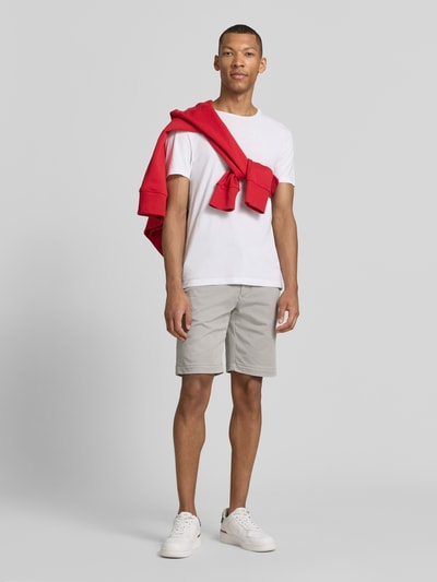 Männermodel trägt Bermudas mit Bindegürtel und französischen Eingrifftaschen von MAC aus Baumwoll-Mix mit Stretch-Anteil in Hellgrau, Ganzkörperansicht von vorne.