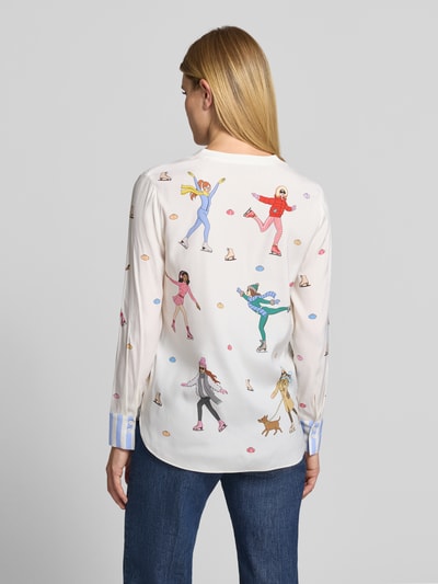 Vrouwenmodel draagt Relaxed Fit blouse uit zijdemix van HERZENS met all-over motiefprint, langemouwen, tuniekhals, ruglengte maat 36: 71 cm, mouwlengte maat 36: 65 cm, Ganzkörperansicht Rückansicht.