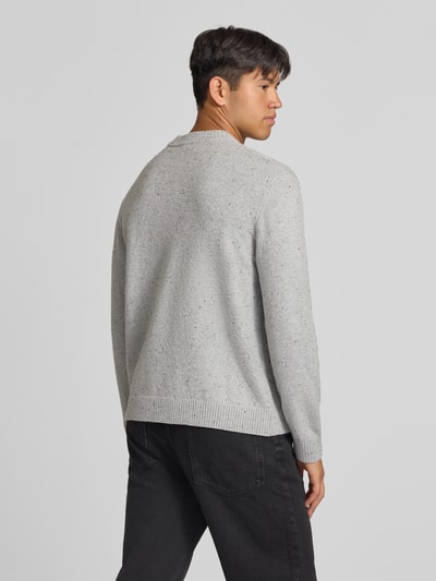 Männermodel trägt Regular Fit Strickpullover mit Rundhalsausschnitt von JACK & JONES in Hellgrau, gerippte Abschlüsse, Rückenansicht.
