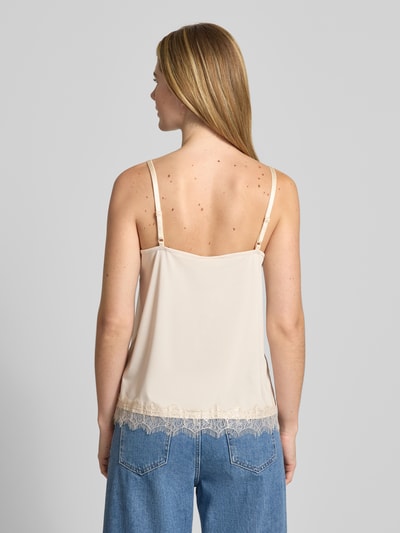 Modelka nosi Top mit Spitzenbesatz Modell 'BICCO' od FREE/QUENT, elastyczna mieszanka materiałów, krój slim fit, regulowane ramiączka, detal z koronką, widok całej sylwetki z tyłu.