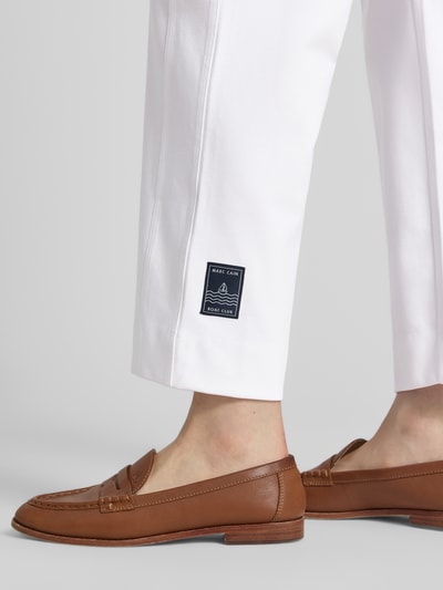 Frauenmodel trägt Hose mit aufgesetzten Taschen und elastischem Bund von Marc Cain in Weiß, Baumwoll-Mix, Detailaufnahme Unterschenkel.