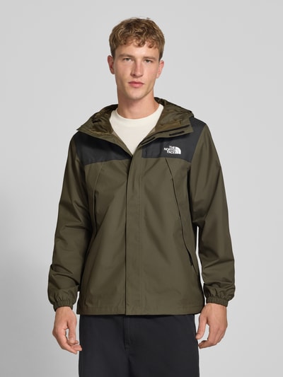 Männermodel trägt Jacke mit Label-Print Modell 'ANTORA' von The North Face in Olivgrün mit Reißverschlusstaschen, Ganzkörperansicht von vorne.