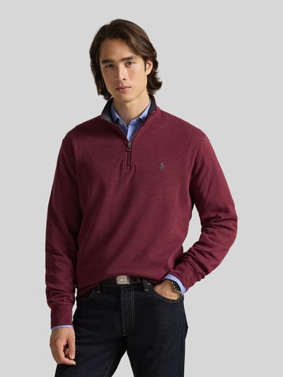 Männermodel trägt Regular Fit Sweatshirt aus Baumwoll-Mix von Polo Ralph Lauren in Dunkelrot mit Reißverschluss und Logo, Nahaufnahme Oberkörper. Herren Sweatshirt von Polo Ralph Lauren