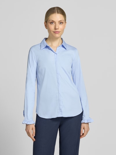 Kobiece modelka nosi bluzkę koszulową z mieszanki bawełny Model 'Mattie' od MOS MOSH, krój slim fit, listwa guzikowa, długi rękaw, falbany na zakończeniach rękawów, kołnierzyk koszulowy, zaokrąglony dół, długość tyłu w rozmiarze S: 70 cm, długość rękawa w rozmiarze S: 62 cm, widok całej sylwetki z przodu.