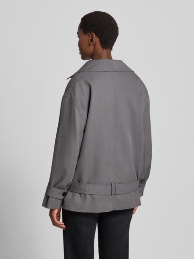 Frauenmodel trägt Jacke mit Stehkragen Modell 'DARIO' von MANGO, grau, Material-Mix mit Viskose, Gürtel, Rückenansicht, Ganzkörperansicht Rückansicht.
