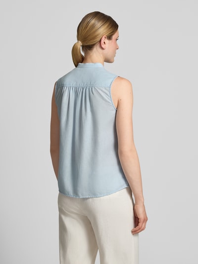 Vrouwenmodel draagt Regular Fit Blusentop uit mix van viscose en linnen van Christian Berg Woman, lichtblauw, knoopsluiting, ruglengte 61 cm bij maat 36. Ganzkörperansicht Rückansicht.