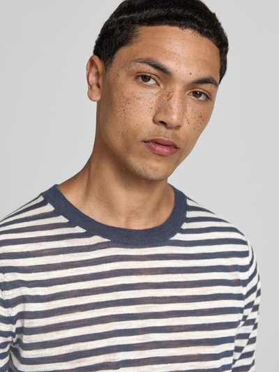 Männermodel trägt Regular Fit T-Shirt aus Leinen-Mix von Closed mit Streifen, Strick-Optik, Rundhalsausschnitt, Nahaufnahme Oberkörper.
