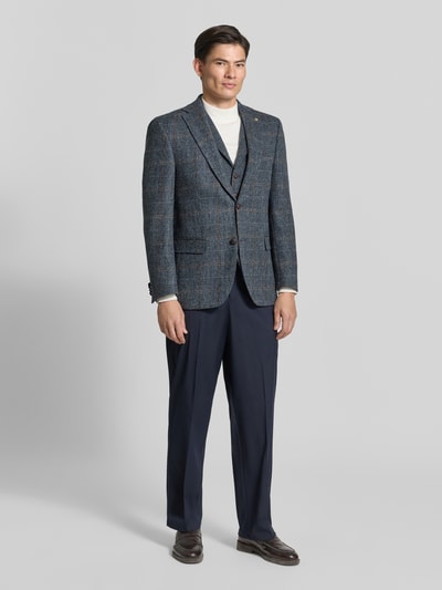 Männermodel trägt Sakko mit Pattentaschen Modell 'Theo' von Carl Gross in Dunkelblau, Reverskragen, Regular Fit, Ganzkörperansicht von vorne.