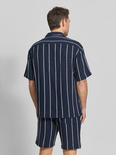 Männermodel trägt Regular Fit Freizeithemd mit Streifenmuster von MCNEAL aus Reiner Bio-Baumwolle, Rückenansicht Ganzkörperansicht.