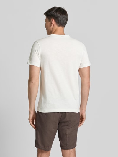 Männermodel trägt Regular Fit T-Shirt mit V-Ausschnitt von Lerros in Weiß, reine Baumwolle, Rückansicht, Ganzkörperansicht Rückansicht