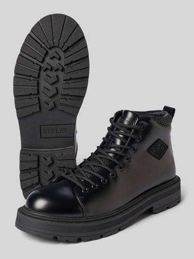 Produktfoto, schwarze Boots mit Label-Detail Modell 'OBLIVION' von Replay, profilierte Sohle, runde Spitze, strukturierte Oberfläche