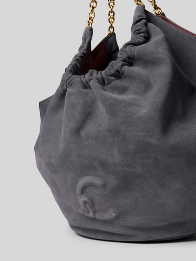 Produktfoto, Handtasche mit Logo-Detail Modell 'Smash' von Coccinelle aus grauem Velours, Ketten-Trageriemen, strukturierte Oberfläche