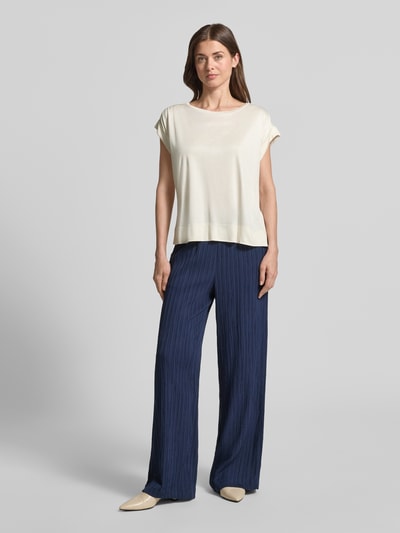 Vrouwenmodel draagt T-Shirt met fixeert mouwomslag model 'Sosilla' van OPUS, crème, rechte pasvorm, viscose, blousehals, zijaanzicht volledig lichaam