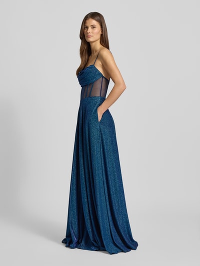 Frauenmodel trägt Abendkleid mit Spaghettiträger von Jake*s Cocktail, taillierter Schnitt, Glitter-Effekt, blickdichter Unterrock, Ganzkörperansicht von vorne.