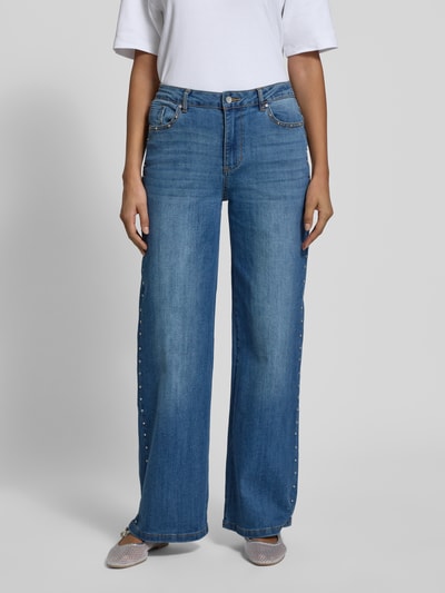 Kobiece modelka nosi Jeans mit 5-Pocket-Design od Buena Vista, luźny krój, bawełna z domieszką wiskozy, widok całej sylwetki z przodu.