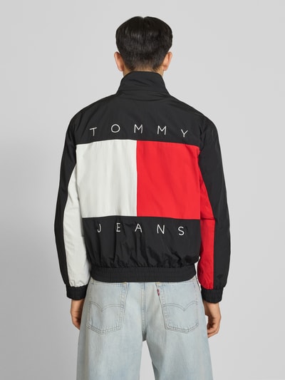 Männermodel trägt Regular Fit Blouson mit Logo-Stitching von Tommy Hilfiger in Optik: Unifarben, farbige Panels, Ganzkörperansicht Rückansicht