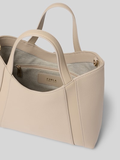 Produktfoto, Handtasche mit Applikation Modell 'GOCCIA' von FURLA in Beige, leicht genarbte Textur, offenes Hauptfach, Tragegriffe, verstellbarer Schultergurt, Reißverschlussfach innen, Maße 28 cm Breite, 23 cm Länge, 11 cm Tiefe, Schulterriemen 97 cm.